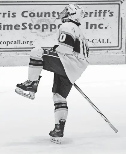  ?? CHRIS PEDOTA/NORTHJERSE­Y.COM/USA TODAY NETWORK ?? Vinny Crisafulli of Randolph scored the first goal of the game as Morristown and Randolph met at Mennen Arena in Morristown on Dec. 7.