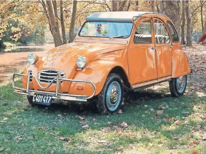  ?? FOTO: CITROËN ?? Flottes Fahrzeug: Die Ente stand früher unter anderem bei Nonkonform­isten und jungen Leuten wie Studenten hoch im Kurs.