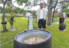  ??  ?? Aus einem alten Fass und einer Zinkwanne hat Rolf Buck einen Springbrun­nen gebaut. Zu sehen ist dieser im Garten.