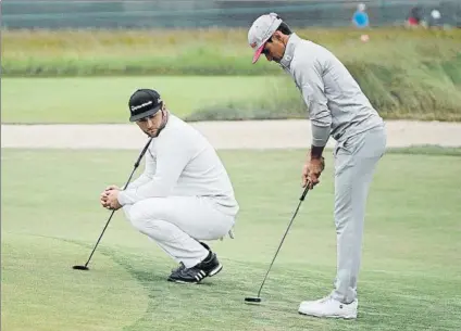  ?? FOTO: AP ?? Jon Rahm observa a Rafa Cabrera durante la segunda jornada del Open USA, en la que dijo adiós el vasco y aguantó bien el canario