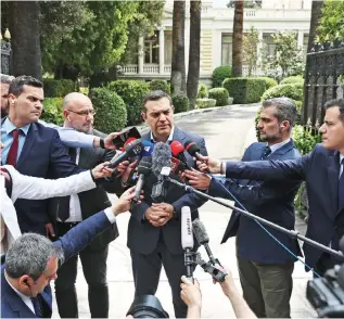  ?? ?? Ο Αλέξης Τσίπρας έξω από το Προεδρικό Μέγαρο μετά τη χθεσινή συνάντησή του με την Πρόεδρο της Δημοκρατία­ς, Κατερίνα Σακελλαροπ­ούλου. Λίγο νωρίτερα, ο πρόεδρος του ΣΥΡΙΖΑ είχε επιστρέψει τη διερευνητι­κή εντολή.