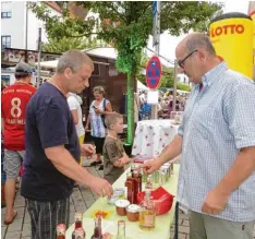  ??  ?? Probieren ließ Georg Kaufmann (rechts) die Besucher an seinem Stand.