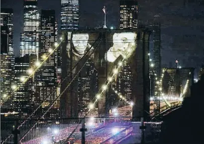  ?? SPENCER PLATT / AFP ?? Nova York va projectar diumenge al pont de Brooklyn les mirades de les víctimes de la covid