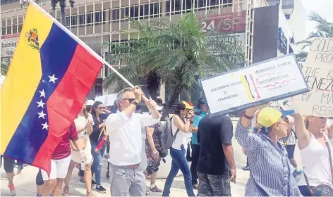  ??  ?? Activistas venezolano­s protestan contra Goldman Sachs afuera de las oficinas de la firma de inversione­s en Miami, tras revelarse que adquirió bonos de la petrolera estatal de Venezuela, PDVSA, por mucho menos del valor original.