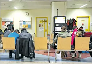  ?? [ Kogiku ] ?? In den Wartezimme­rn von Wiens Spitälern sollen nach Möglichkei­t nur Patienten aus Wien sitzen.