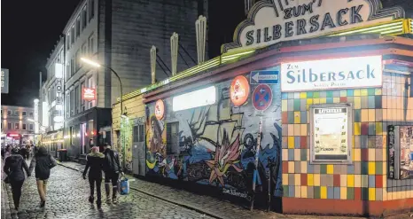  ??  ?? Mittendrin und noch nicht vom Aussterben bedroht: In St. Pauli, am Hamburger Berg, liegt die legendäre Kneipe Silbersack.