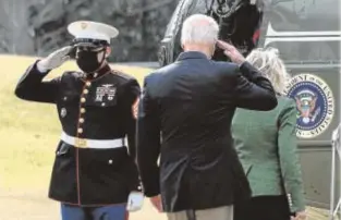  ?? AFP ?? El presidente Biden y su esposa antes de abordar el Marine One