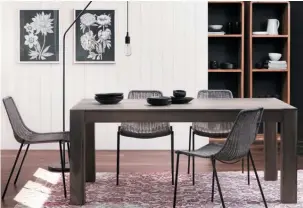  ??  ?? 7 CB244A Table Hume 495 $ Acadia fumé gris. 72 x 36 po.