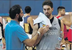  ?? FOTO: EFE ?? Pau Gasol conversa con Jorge Garbajosa, presidente de la Federación Española