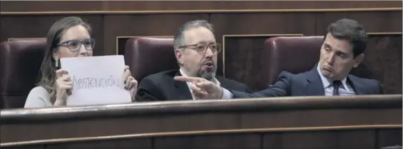 ?? / ULY MARTÍN ?? Albert Rivera, con Juan Carlos Girauta a su lado, señala el mensaje que sujeta la diputada Melisa Rodríguez, ayer en el pleno.