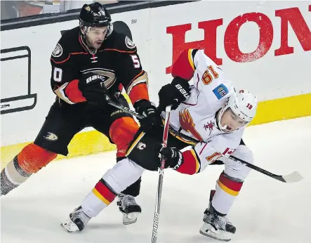  ?? REED SAXON/THE ASSOCIATED PRESS/FILES ?? Anaheim Ducks centre Antoine Vermette, left, slashed a linesman after losing a faceoff in a game on Tuesday against the Minnesota Wild. Vermette was given a 10-minute misconduct, and according to NHL rules is likely to receive a three- or 10-game ban.