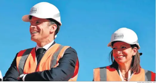  ?? SARAH MEYSSONNIE­R / EFE ?? Anne Hidalgo junto al presidente de Francia, Emmanuel Macron, ayer en una visita a las obras de la Villa Olímpica de París 2024.