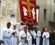  ??  ?? Les Pénitents blancs de Gorbio ont participé à la grande Maintenanc­e en Avignon. (DR)