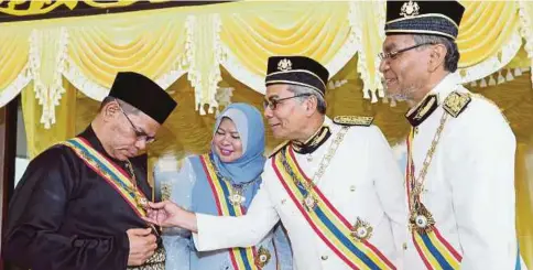  ??  ?? DARI kiri, Saifuddin, Rina, Mohd Redzuan dan Dr Dzulkefly melihat pingat DGSM yang diterima di Seri Negeri, Ayer Keroh, semalam.