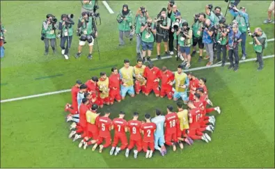  ?? ?? Los jugadores se arrodillan antes del partido ante Inglaterra, que fue toda una reivindica­ción social.