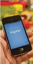  ?? Foto: Tim Brakemeier, dpa ?? Wer zum Beispiel im Supermarkt mit dem Smartphone bezahlen will, kommt um eine spezielle App nicht herum – hier die von Paypal.