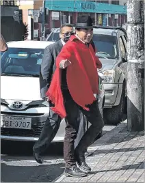 ?? HENRY LAPO / EXPRESO ?? Encuentro. Leonidas Iza llegando a la Conferenci­a Episcopal en Quito.