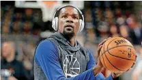  ?? [AP
PHOTO] ?? Golden State forward Kevin Durant has reportedly agreed to a two-year deal with the Warriors. Durant took a significan­t pay cut to help the team retain a few other players.