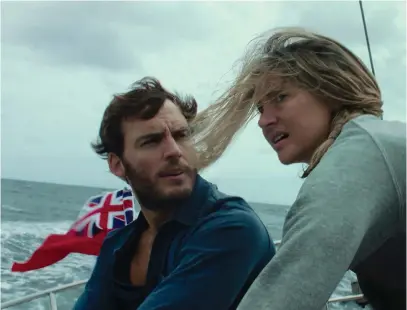  ?? FOTO: COURTESY OF STXFILMS ?? När Sam Claflin och Shailene Woodley seglar på Stilla havet hamnar de mitt i en av de kraftigast­e orkanerna som någonsin uppmätts.