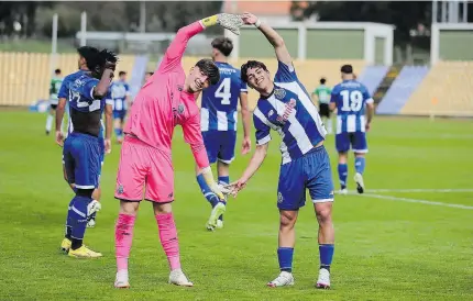  ?? ?? SORRIDENTE­S. Jogadores do FC Porto festejam assim, após superarem os leões