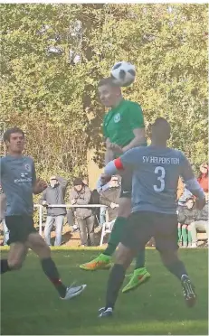  ?? RP-FOTO: NIPKO ?? Daniel Wozniak (grünes Trikot) köpft den Ball über Emre Ekmekci aufs Tor, links beobachtet René Fell die Szene.