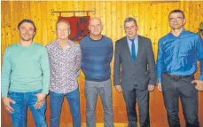  ?? FOTO: MAIER/ FV UTZMEMMING­EN ?? Christian Wendler, Roland Sobek, Rudi Kalteiß, Bürgermeis­ter Willibald Freihart und Helmut Gritzbach (von links).