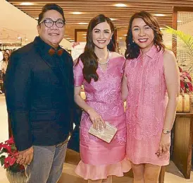  ??  ?? Marian Rivera at the reopening of the Kultura store in SM Makati with Kultura’s Ivy Yap and Triple A Entertainm­ent president Rams David