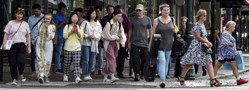  ?? PHOTOS: PETER MCINTOSH ?? Back to normal . . . The arrival of cruise ships and events to Dunedin is helping retail businesses.