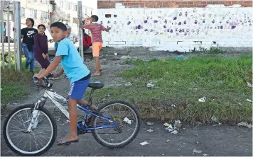  ?? PHANDO JIKELO African News Agency (ANA) ?? GRASSY Park SAPS youth desk, along with the community policing forum and neighbourh­ood watches, painted over graffiti in the Parkwood area for 67 minutes of community service on Mandela Day yesterday, taking a stand against crime in their area and taking back their streets. |