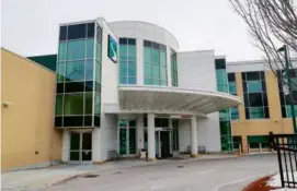  ?? MATTHEW J. LEE/GLOBE STAFF ?? The emergency room entrance at the Southern New Hampshire Medical Center in Nashua.