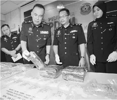 ??  ?? Mohd Dzuraidi (second left) shows the media the seized drugs. Looking on are Sahar (second right) and Sekam (left).