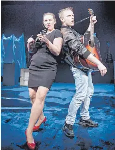  ?? FOTO: THEATER KONSTANZ ?? Finden eine Tüte mit 15 000 Pfund und hauen dann das Geld auf den Kopf: Monika Wiedemer und Peter Posniak.