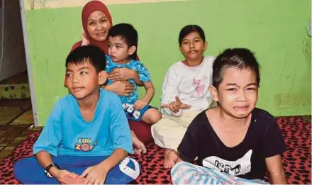  ?? PIC BY ROSLI ILHAM ?? Mardinah Dabe Martin and her four children at a rented house in Taman Perumaan Rakyat Jaya, Gong Pasir.