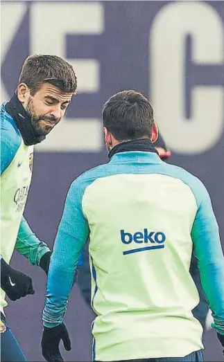  ?? ALEJANDRO GARCÍA / EFE
El ambiente. ?? Neymar y Suárez arremeten jocosament­e contra Piqué, en presencia de Messi, durante un rondo en el entrenamie­nto de ayer. Los futbolista­s se mostraron distendido­s. “Tenemos una calma de la repera, estamos tranquilos, el ambiente de los jugadores es...