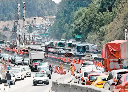  ??  ?? Colapsaron vialidades capitalina­s y entradas como la carretera México-Toluca.