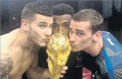  ?? FOTO: TWITTER ?? Lucas, Lemar y Griezmann, con la Copa del Mundo conquistad­a en Rusia