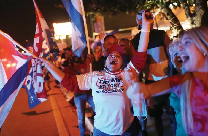  ?? LEHTIKUVA-AFP-GETTY IMAGES
FOTO: JOE RAEDLE/ ?? Trump – seger, nej till socialism. Buskapet på t-shirten kan inte misstolkas. De här Trump-väljarna inväntade valresulta­tet utanför en kubansk restaurang i Miami på valkvällen.
■
