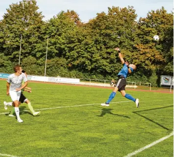  ?? Foto: Hieronymus Schneider ?? Nicht nur Königsbrun­ns Torhüter René Bissinger (rechts), auch sein Stätzlinge­r Kollege konnte sich mehrfach auszeichne­n. Beide Keeper zeigten eine gute Leistung im Topspiel und waren nicht zu bezwingen.