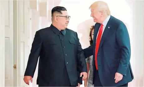  ?? AFP ?? Kim Jong-un y Donald Trump departen el momento de su histórico encuentro, el martes en Singapur.