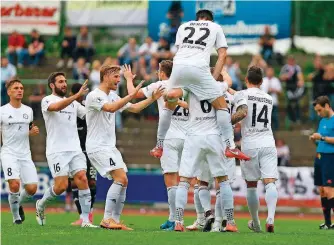  ?? FOTO: THOMAS WIECK ?? Ausgelasse­ner Jubel: Die Spieler der SV Elversberg feiern das 1:0 gegen Saar 05, mit dem sie früh auf die Siegerstra­ße einbogen. Die Freude nach dem Abpfiff fiel dagegen verhalten aus.