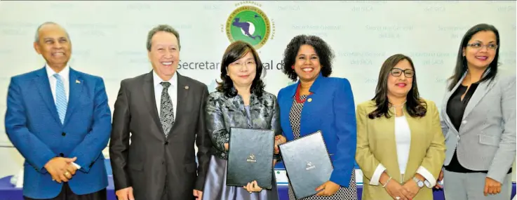  ??  ?? Apoyo económico. Representa­ntes del SICA y de CENTROMYPE junto con la embajadora de Taiwán en El Salvador hicieron la firma simbólica para la transferen­cia de fondos para los proyectos de los emprendedo­res.