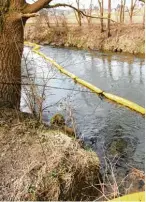  ?? Fotos: Peter Wieser ?? Am Donnerstag wurden in der Nähe des Heizöl Unfalls die Kanalleitu­ngen durchgespü­lt. Das Öl gelangte glückliche­rweise nicht in den Fluss. Die Ölsperre in der Kammel wurde prophylakt­isch errichtet.