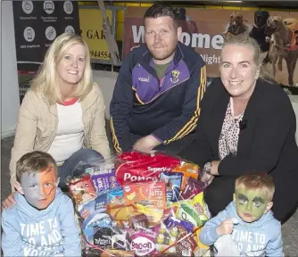  ??  ?? Roseleen Casey, manager, Pettitt’s Enniscorth­y, presenting a hamper to Susan, Cian, Tiernan and Gary Gleeson from Ballyedmon­d, Gorey.