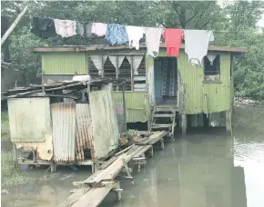  ?? Photo: Sheldon Chanel ?? Many residents say they remain indoors during high tides as sea waters engulf parts of the settlement.