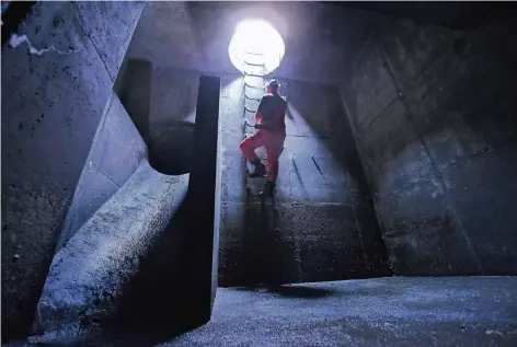  ?? RP-FOTO: MARKUS VAN OFFERN ?? Kleve unterirdis­ch – ein Eingang in die Kanalisati­on an der Albersalle­e.