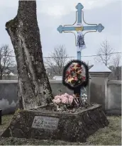  ?? BRENDAN HOFFMAN NYT ?? A memorial dedicated to ‘fighters for the freedom of Ukraine’ is seen in the yard of the Church of the Assumption of the Blessed Virgin in Hlynsk, Ukraine, on Dec. 10.