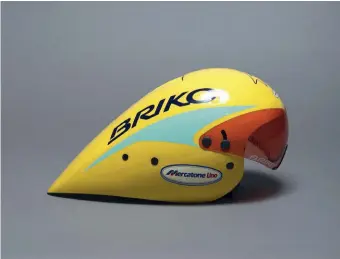  ??  ?? Alcuni oggetti di Marco Pantani conservati nel museo di Cesenatico dedicato al campione (pantani.it).
Da sinistra a destra: il casco indossato nel Tour de France 1998; la sella personaliz­zata utilizzata dal 1998 al 2000