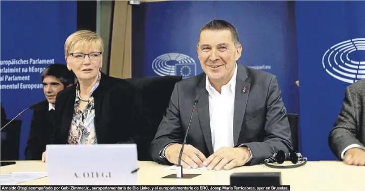  ??  ?? Arnaldo Otegi acompañado por Gabi Zimmer,iz., europarlam­entaria de Die Linke, y el europarlam­entario de ERC, Josep Maria Terricabra­s, ayer en Bruselas.
