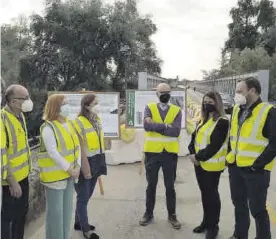  ?? E. MANZANO ?? La delegada de Fomento, con la alcaldesa y técnicos en el puente.