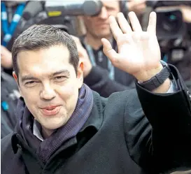  ??  ?? Lächeln, winken und gegen Brüssel – den Quell allen Übels – wettern: FN-Chefin Marine Le Pen und Syriza-Boss Alexis Tsipras.